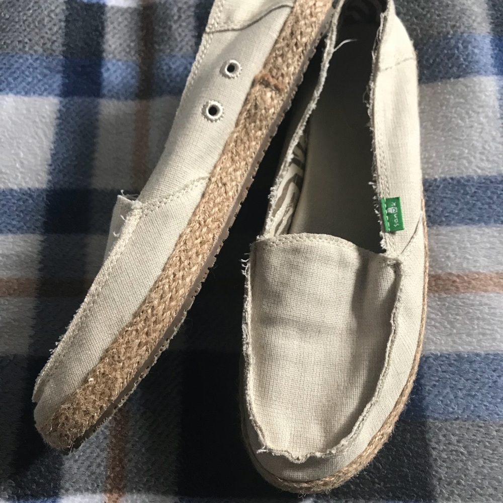 Sanuk SlipOns💛